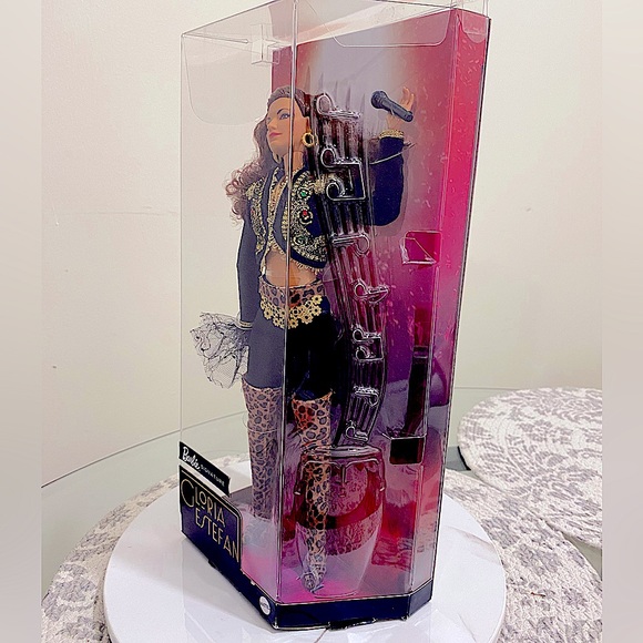 Barbie Signature - Gloria Estefan Doll - Picture 2 of 7